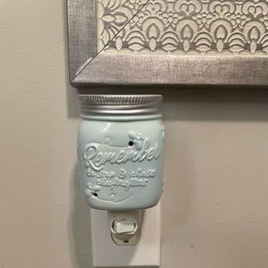 Scentsy mini warmer.